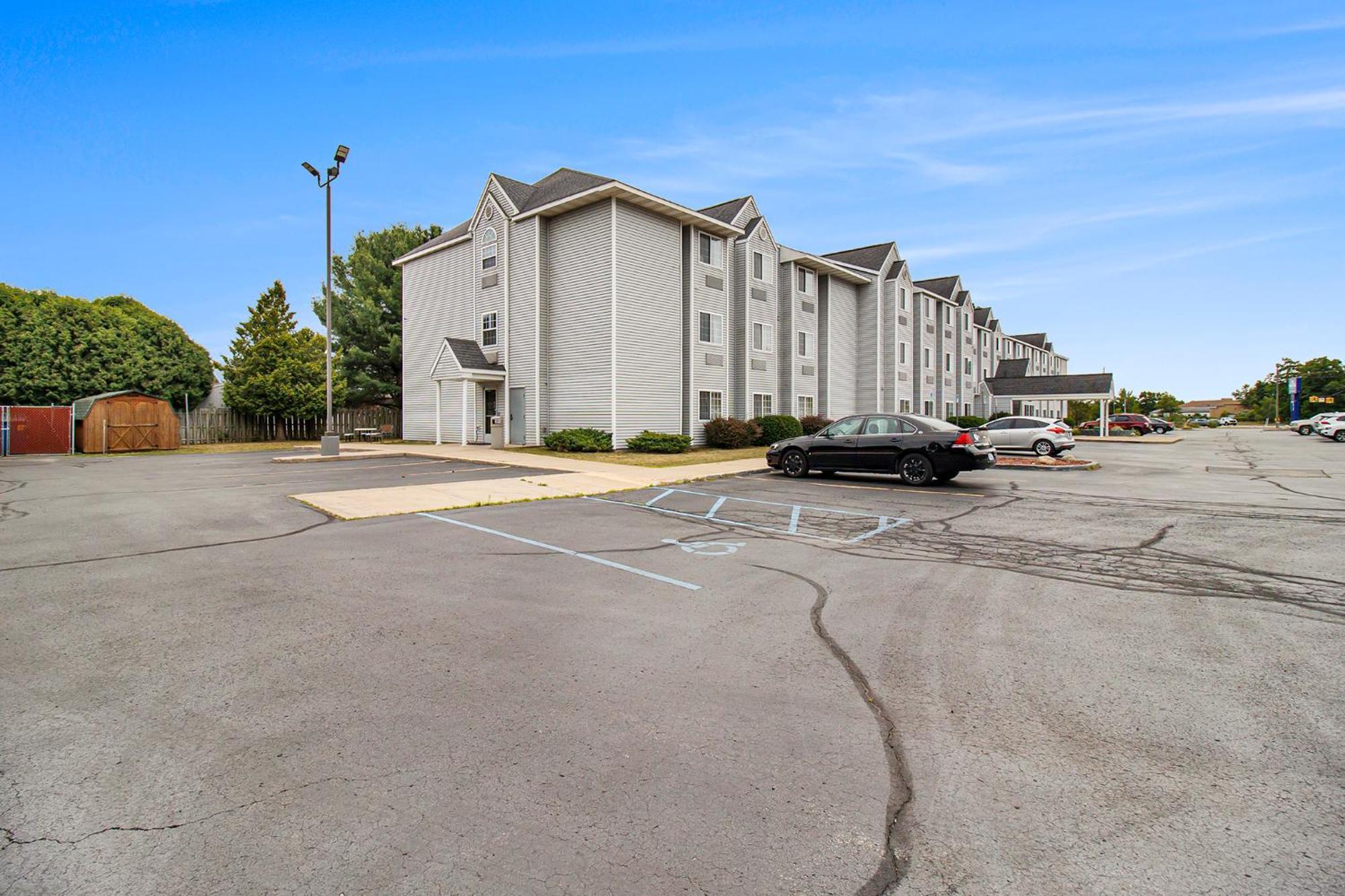 Microtel Inn And Suites Manistee Dış mekan fotoğraf